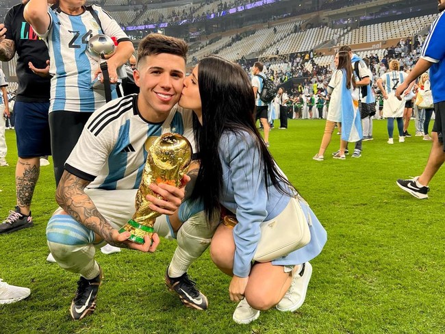 Enzo Fernandez kembali menjadi sorotan setelah membawa Argentina lolos ke perempat final Piala Dunia 2026. Gelandang Chelsea itu mencetak gol penentu kemenangan saat Argentina bangkit dari ketertinggalan untuk menaklukkan Mesir 3-2 di babak 16 besar. Sebagai juara bertahan Piala Dunia, Argentina kini masih berharap visa. mempertahankan trofi yang mereka raih pada 2022. Foto: Instagram @valucervantes
