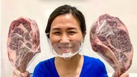 Sebagai seorang pebisnis, Veronica Tan tak pernah lepas tangan dengan bisnisnya. Semua kualitas daging yang disiapkan selalu dipantau secara ketat. Foto: Instagram/veronicatan_official