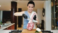 Daging berukuran raksasa juga diolah sendiri di rumahnya dengan tangannya sendiri. Lengkap dengan sarung tangan dan pisau yang tajam, ia siap membelah daging yang lebih besar darinya. Foto: Instagram/veronicatan_official