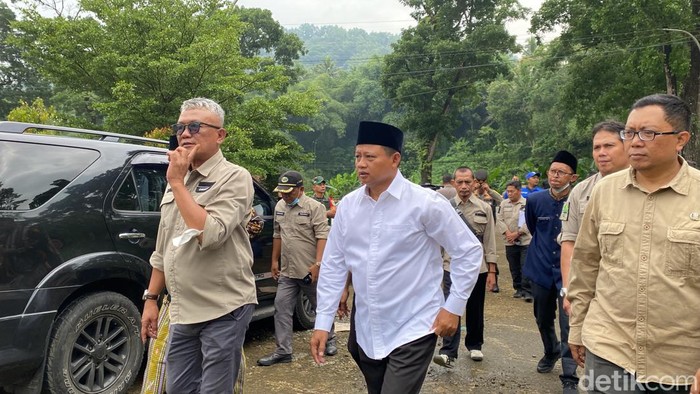 Wagub Jabar Uu Ruznahul Ulum meninjau jalan rusak Jalan Pelabuhan II, Cikembar