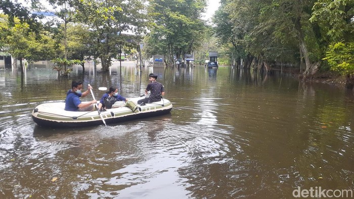 Warga masih menggunakan perahu karet untuk masuk ke kawasan Pantai Marina Semarang, Kamis (5/1/2023).