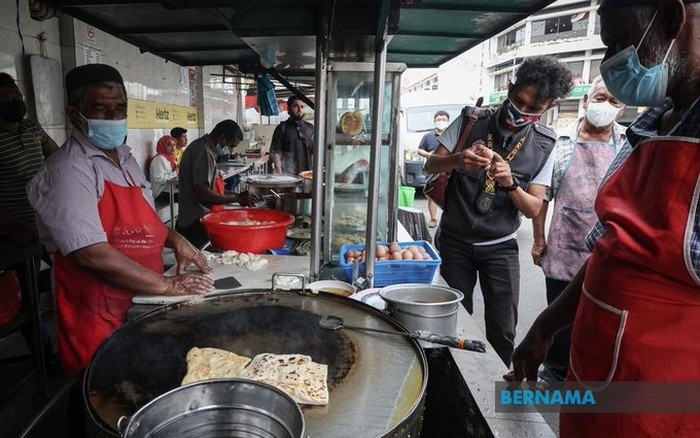 Warung Roti Canai Disegel Karena Ada Kotoran Ayam di Telur