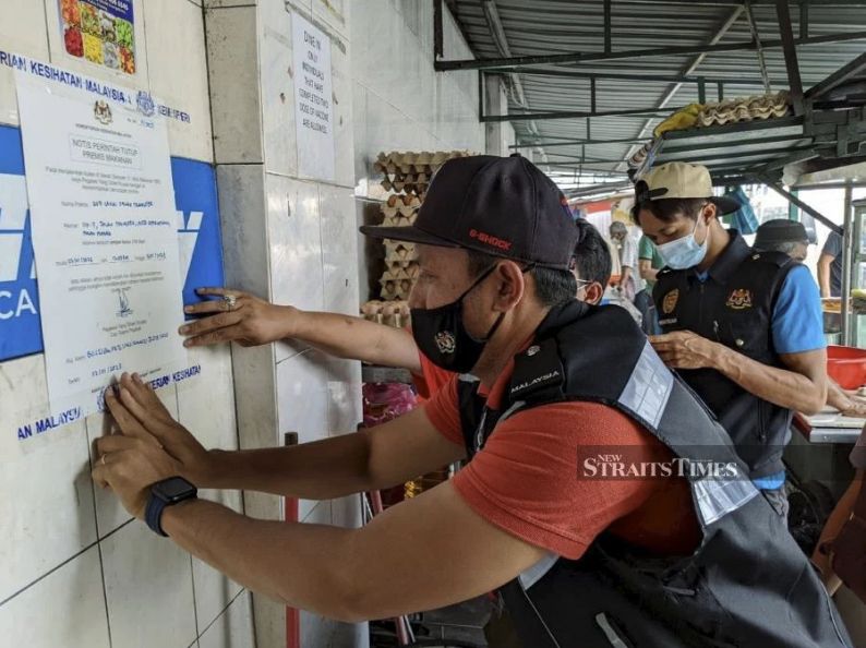 Warung Roti Canai Disegel Karena Ada Kotoran Ayam di Telur