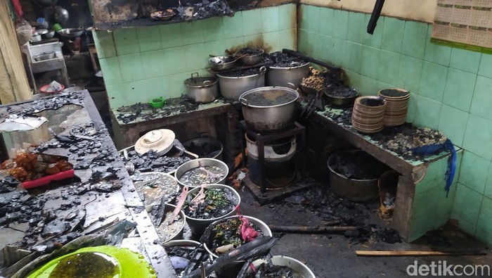 Warung Sop Senerek Bu Atmo di Magelang terbakar, Kamis (5/1/2023).