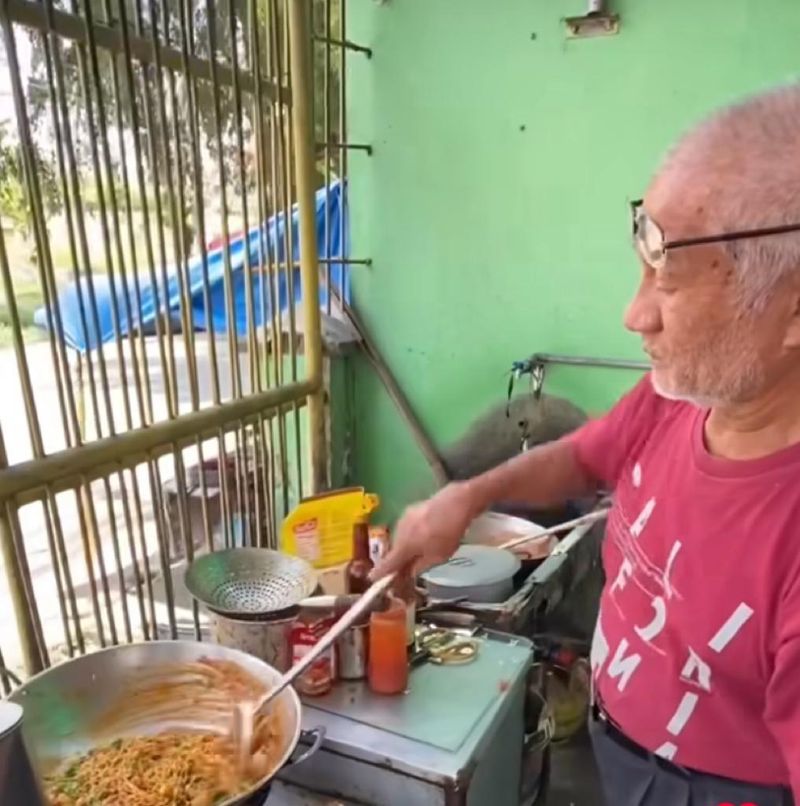Warung Wak M yang sedang viral di Medan