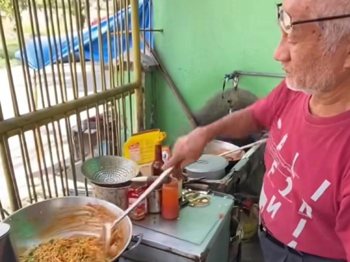 Warung Wak M yang sedang viral di Medan