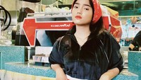 Fuji punya tampang jutek, yang sesuai dengan kriteria pelayan Karen’s Diner. Wajahnya saja sudah bikin pembeli takut pesan makanan. Foto: Site News