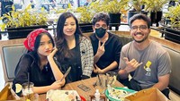 Saat Fuji tengah magang di sana, Eriska Rein juga mampir makan bersama teman-temannya. Foto: Site News