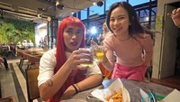YouTuber Jessica Jane baru-baru ini menyambangi Karen’s Diner untuk makan di sana. Videonya dia unggah di YouTube. Foto: Site News