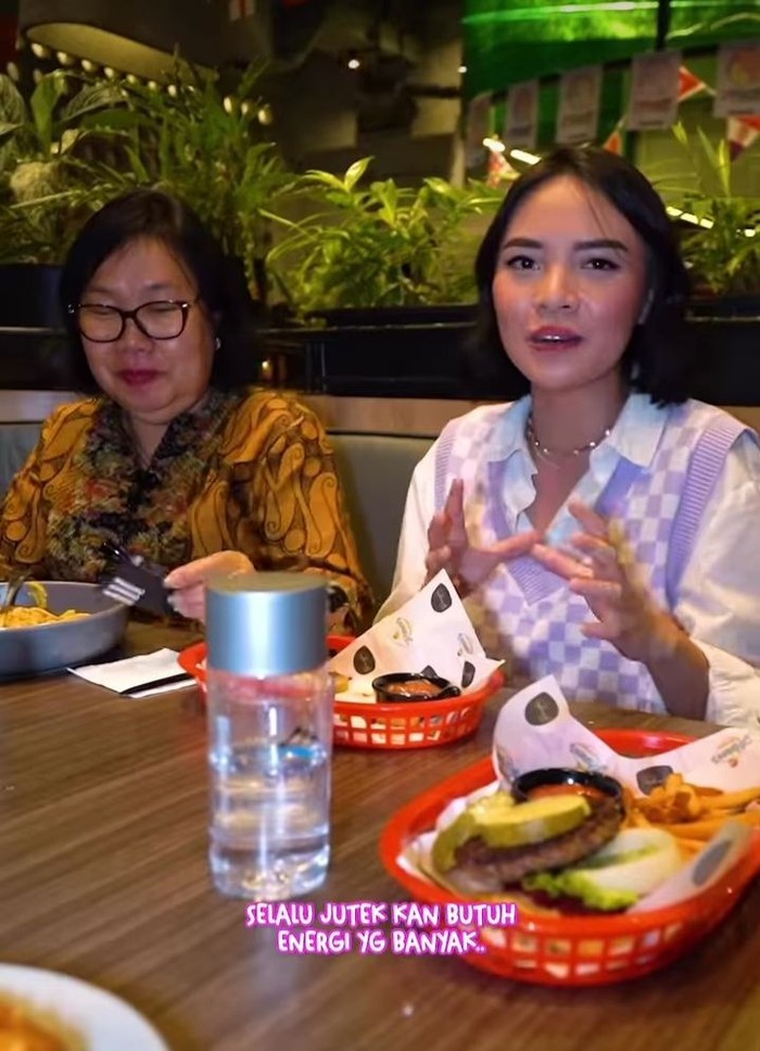 10 Potret Selebriti yang Magang hingga Makan di Karen’s Diner 10 Potret Selebriti yang Magang hingga Makan di Karen’s Diner