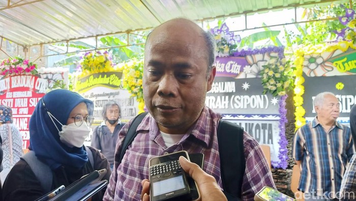 Adik kandung Wiji Thukul, Wahyu Susilo di temui di rumah duka, Jumat (7/1/2023).