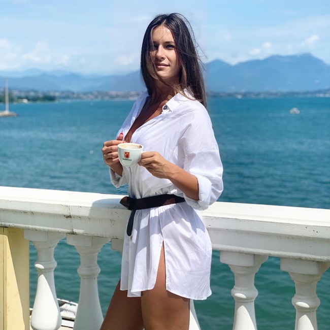 Wanita itu juga kerap memamerkan gaya hidup glamournya saat liburan dengan teman-teman dan suami. Foto: Instagram @agataisabelva