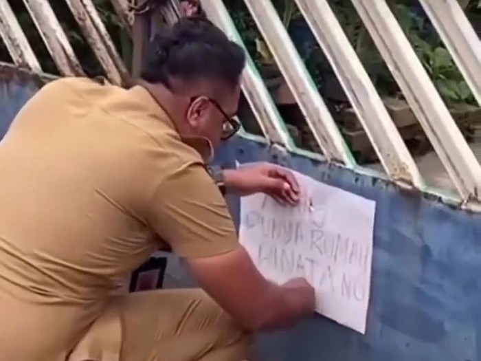 Aksi ASN di Palembang tempel tulisan Binatang ke rumah warga (Foto: Tangkapan layar video viral)