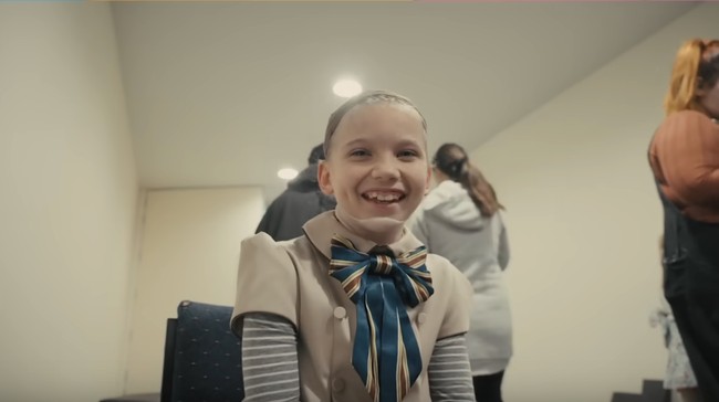 Amie Donald merupakan aktris cilik yang dipercaya memerankan M3GAN, boneka robot pembunuh. Foto: Tangkapan Layar YouTube Filmonger