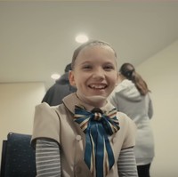 Amie Donald merupakan aktris cilik yang dipercaya memerankan M3GAN, boneka robot pembunuh. Foto: Tangkapan Layar YouTube Filmonger