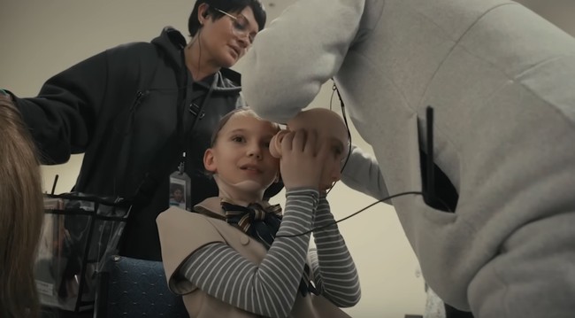 Selama syuting, remaja 12 tahun ini harus memakai topeng prostetik mirip boneka. Foto: Tangkapan Layar YouTube Filmonger