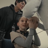 Selama syuting, remaja 12 tahun ini harus memakai topeng prostetik mirip boneka. Foto: Tangkapan Layar YouTube Filmonger