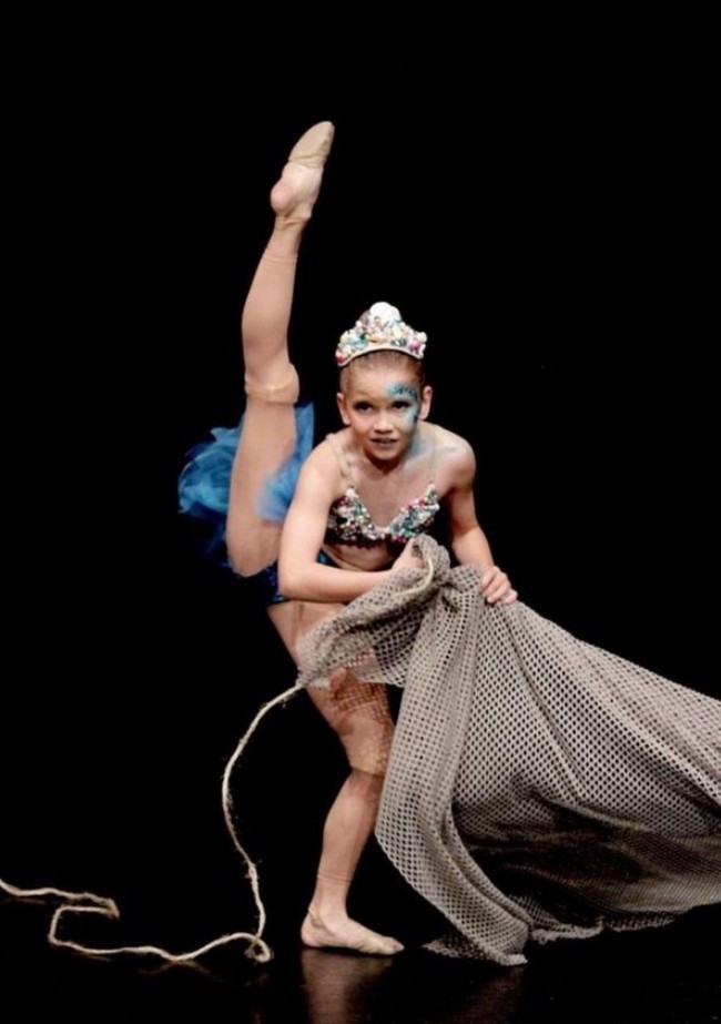 Tidak heran jika gerakan tubuh Amie sangat luwes, karena dia merupakan penari profesional yang sudah beberapa kali ikut kompetisi tari internasional. Foto: Instagram/@amiedonald_nz