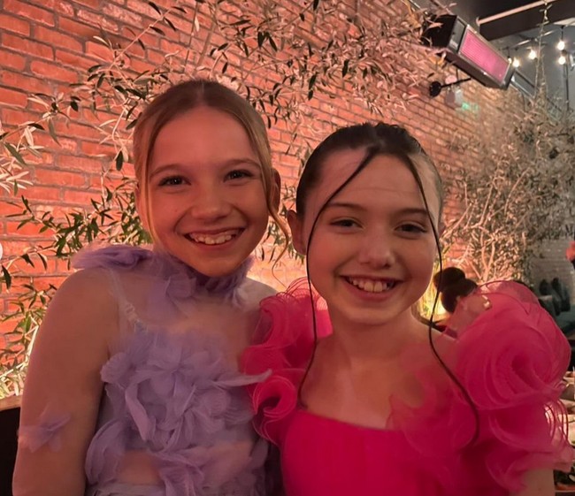 “Aku suka M3GAN sebagai karakter yang menyenangkan untuk dimainkan dan dia sangat menyayangi Katie dan dia senang melakukan berbagai hal bersamanya. Tapi saya tidak suka karena membunuhi orang-orang, tapi menyenangkan juga berakting saat dia jadi pembunuh,” tutur Amie seperti dikutip dari Just Jared. Foto: Instagram/@amiedonald_nz