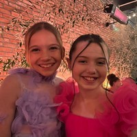 “Aku suka M3GAN sebagai karakter yang menyenangkan untuk dimainkan dan dia sangat menyayangi Katie dan dia senang melakukan berbagai hal bersamanya. Tapi saya tidak suka karena membunuhi orang-orang, tapi menyenangkan juga berakting saat dia jadi pembunuh,” tutur Amie seperti dikutip dari Just Jared. Foto: Instagram/@amiedonald_nz