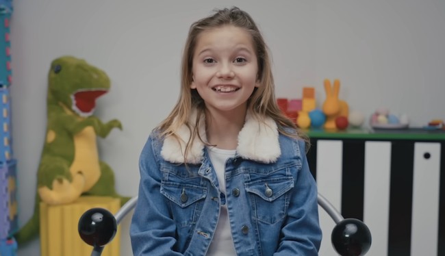 Amie juga memakai wig atau rambut palsu berwarna pirang. Foto: Tangkapan Layar YouTube Filmonger