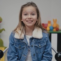 Amie juga memakai wig atau rambut palsu berwarna pirang. Foto: Tangkapan Layar YouTube Filmonger