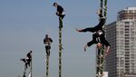 Atraksi Pemadam Kebakaran Jepang Menari di Atas Tangga Bambu