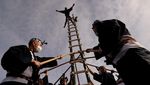 Atraksi Pemadam Kebakaran Jepang Menari di Atas Tangga Bambu