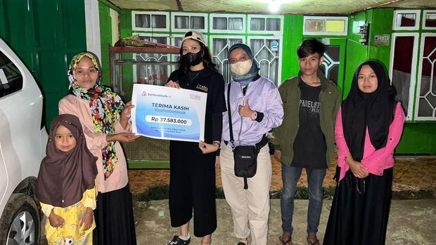 Kak Ros dan keluarganya kini sudah mempunyai rumah baru yang layak untuk ditempati. Hal tersebut berkat donasi dri sahabat baik melalui berbuatbaik.id.