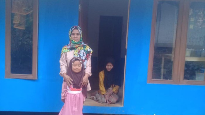 Kak Ros dan keluarganya kini sudah mempunyai rumah baru yang layak untuk ditempati. Hal tersebut berkat donasi dri sahabat baik melalui berbuatbaik.id.