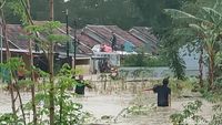 Banjir Bandang Terjang Perumahan Semarang, Petugas Evakuasi Warga