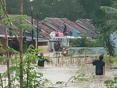 Banjir bandang menerjang perumahan Dinar Indah, Kecamatan Tembalang, Kota Semarang, Jumat (6/1/2023) sore.