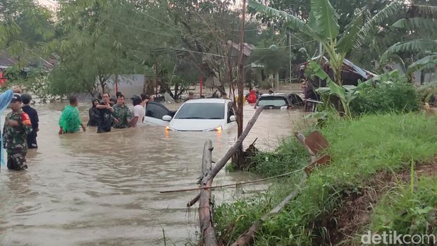 Banjir bandang menerjang perumahan Dinar Indah, Kecamatan Tembalang, Kota Semarang, Jumat (6/1/2023) sore.