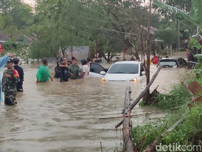 Banjir bandang menerjang perumahan Dinar Indah, Kecamatan Tembalang, Kota Semarang, Jumat (6/1/2023) sore.