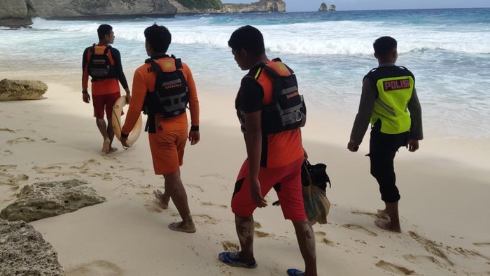 Basarnas Bali siaga di pesisir Diamond Beach, Nusa Penida, Klungkung.