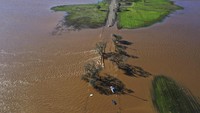 Tahun baru dimulai dengan bencana yang menghantam California, Amerika Serikat. Badai menyebabkan banjir di sejumlah besar wilayah California. (AP Photo/Hector Amezcua)  