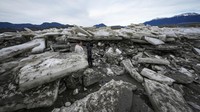 Musim dingin mencekam mengintai wilayah Eropa hingga Amerika Serikat di penghujung tahun 2022. Lempengan es di British Columbia pun menebal. (AP Photo/Darryl Dyck)  