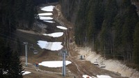 Kondisi berbeda terjadi di Bosnia, salah satu resor ski melaporkan telah kehilangan sebagian besar salju akibat pemanasan global. (AP Photo/Armin Durgut)  