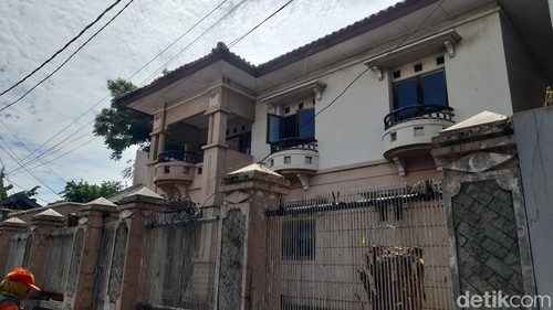 Bu Eny itu siapa? Ibu Eny adalah pemilik rumah mewah yang terbengkalai di Jakarta Timur. Ia diketahui hanya tinggal bersama satu anaknya di rumah tersebut.