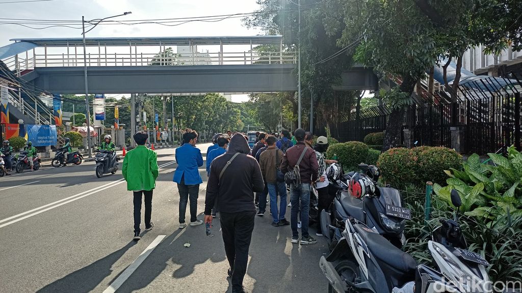 Demo depan Kantor OJK, Jl Lapangan Banteng Timur, Jakpus, bubar, 6 Januari 2023, sore. (Adrial Akbar/detikcom)