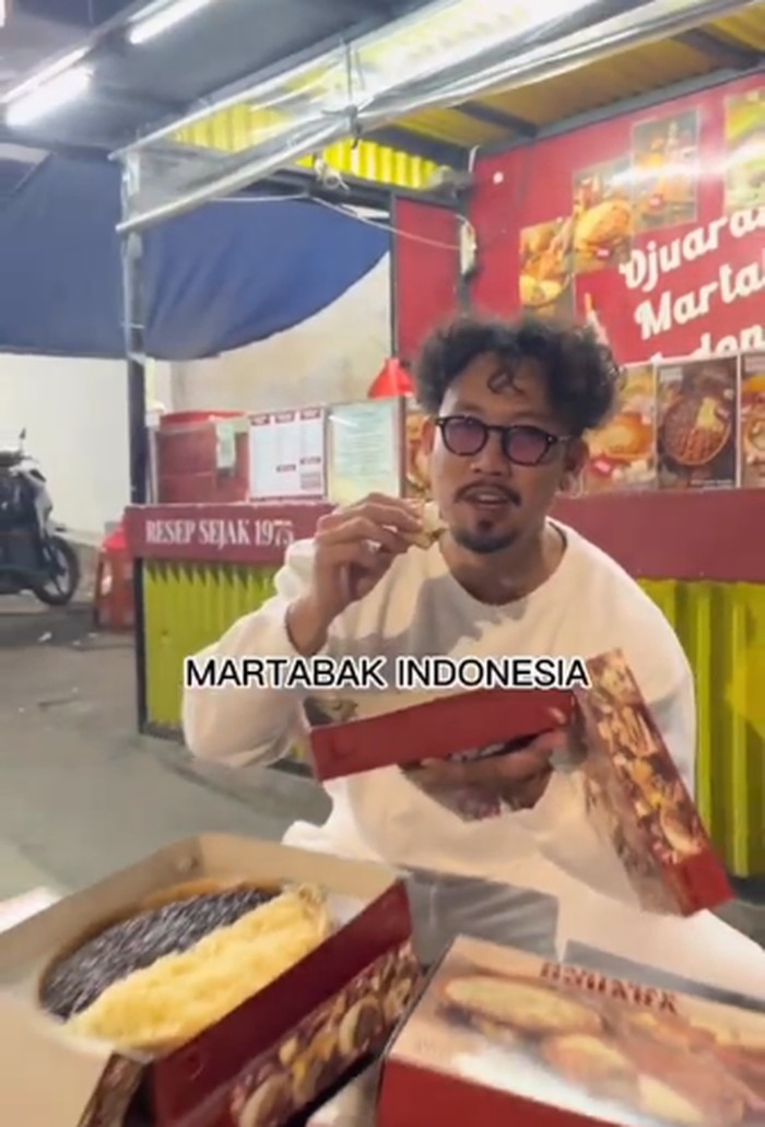 Momen Denny Sumargo Kulineran Makan Bakso Hingga Burger Bareng Istri