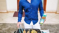 Ia juga sempat membuat ikan bakar di rumah. Ikan yang dimasak adalah kembung dan bawal. Foto: Instagram @sumargodenny