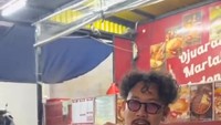 Denny Sumargo sering membagikan momen kuliner di Instagram miliknya. Salah satunya saat menikmati aneka martabak manis yang lezat. Foto: Instagram @sumargodenny