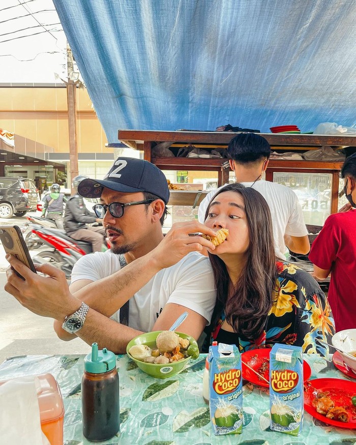 Momen Denny Sumargo Kulineran Makan Bakso Hingga Burger Bareng Istri