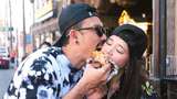 Momen Denny Sumargo Kulineran, Makan Bakso hingga Burger Bareng Istri