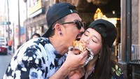 Saat mereka liburan ke luar negeri, pasangan suami istri ini sempat membagikan momen makan mesra. Makanan yang keduannya nikmati adalah sandwich. Foto: Instagram @sumargodenny