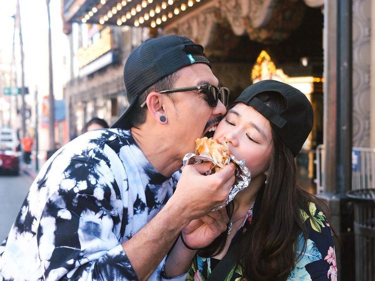 Momen Denny Sumargo Kulineran, Makan Bakso hingga Burger Bareng Istri