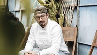 Denny juga sempat terlihat nongkrong di kafe keren. Begini posenya saat menikmati segelas iced latte. Foto: Instagram @sumargodenny