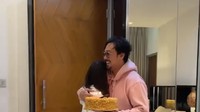 Ia juga sering membagikan momen romantis bersama sang istri. Begini momen Denny ketika merayakan ulang tahun sang istri dengan kue dan bunga. Foto: Instagram @sumargodenny
