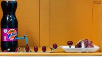 Poy menyadari bahwa ia bukanlah satu-satunya desainer yang menggabungkan miniatur orang ke dalam hasil karya fotonya. Sehingga Poy memutuskan untuk menggabungkan objek makanan dan buahan sebagai ciri khasnya. Foto: PeeOwhY